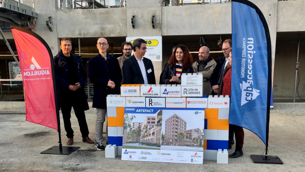 Pose symbolique de la première brique du programme ARTEFACT au cœur de Baud-Chardonnet Pose symbolique de la première brique du programme ARTEFACT au cœur de Baud-Chardonnet